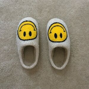 Women’s Smiley Face Slippers - White and Yellow
